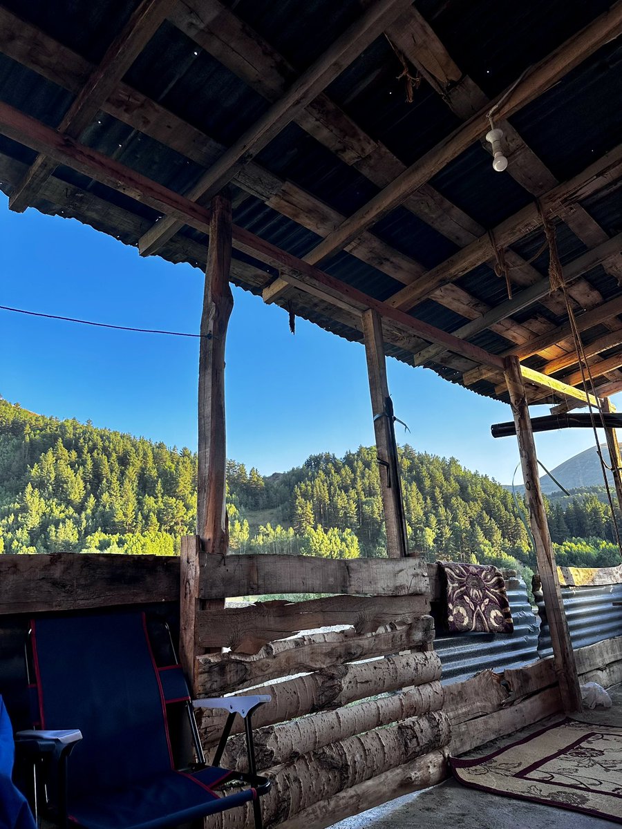 Yeşil ton geydi ağaçlar pervâz urup uçar kuşlar
Nefesün canlar bağışlar söyle bülbülcüğüm söyle

Timurtaş, F. K. (1972). Yunus Emre divanı (s. 142). İstanbul: Tercüman Yayınları.