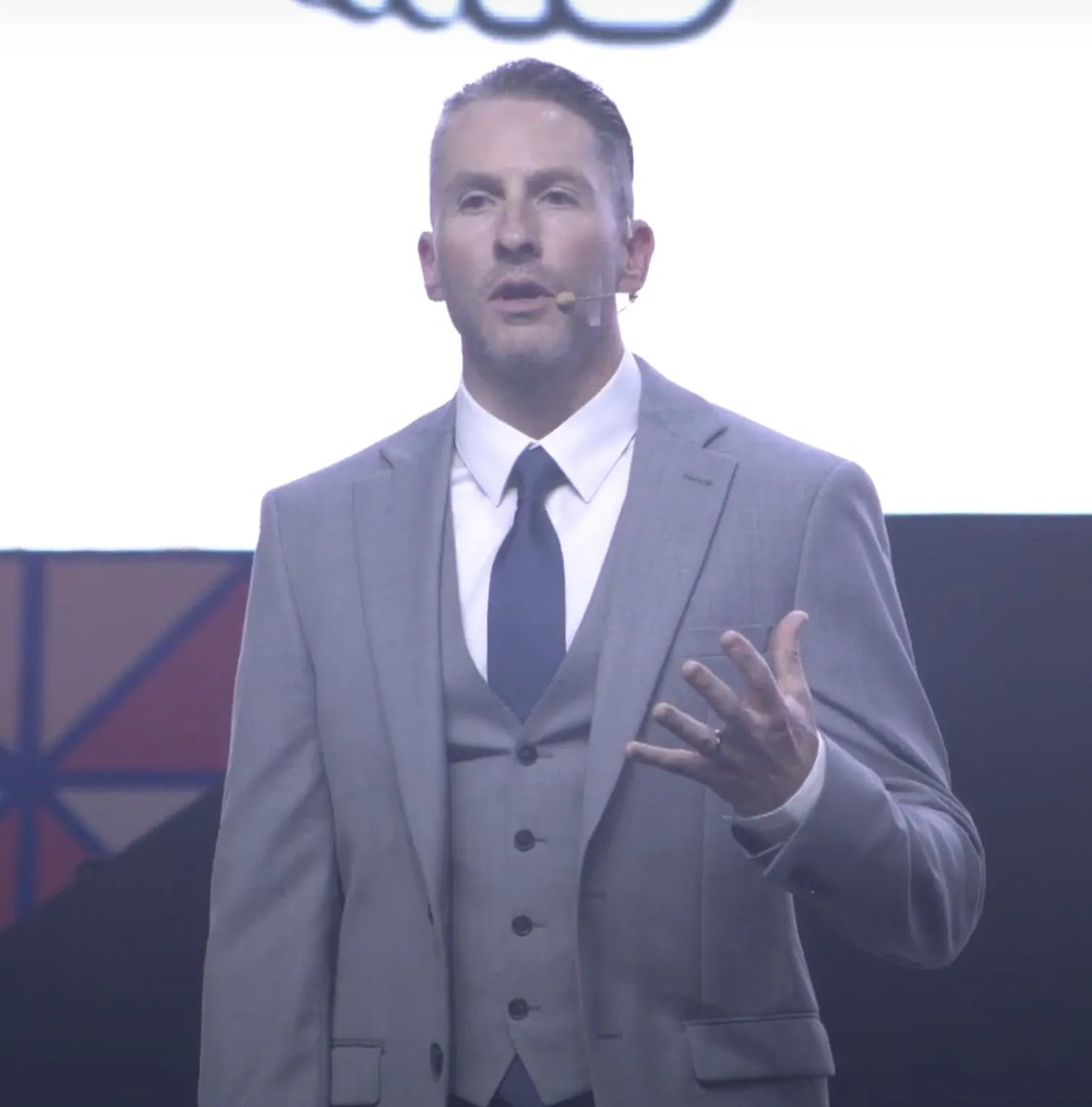 This is Dr. Ted Naiman.

A physician who helped fix obesity for hundreds of patients using one simple formula:

Protein to energy ratio.

After decades of treating people, here’s how it works, and how it can help you lose fat without starving yourself: 🧵