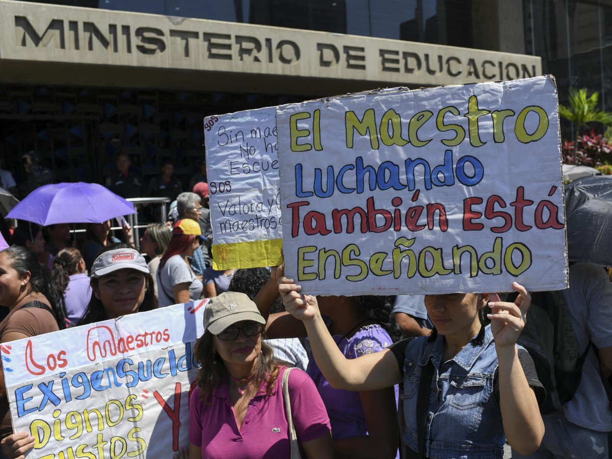🧑‍🏫 Más del 70% de los docentes gana menos de $10 al mes.
El 72% reporta deserción.
Sin maestros, no hay país.
🧾 Lee más: sinmordaza.org/venezuelaencif…