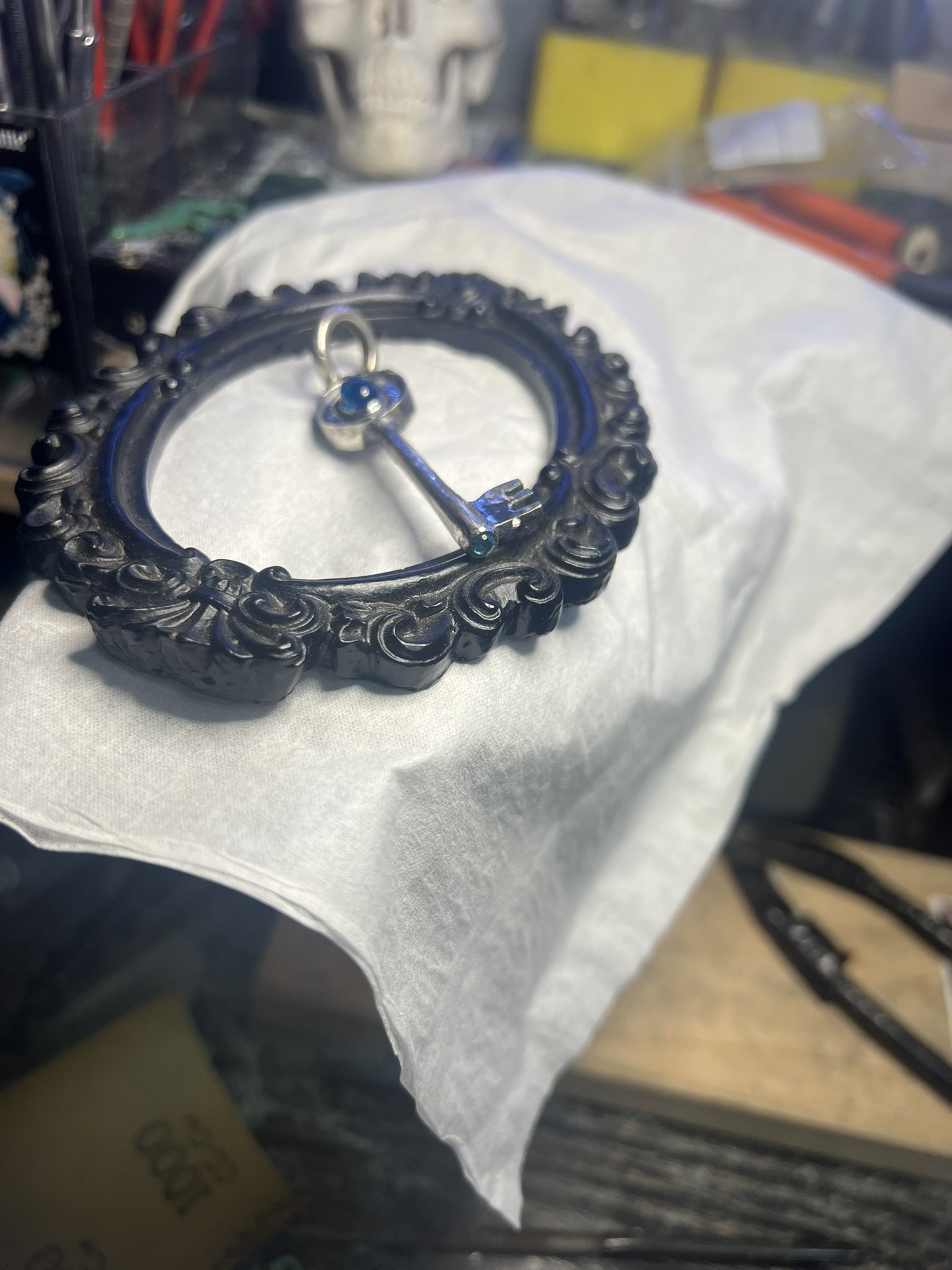 オーダーで製作させて頂きました　デモ用超豪華オーストリッチアクセサリー 絵画モチーフアクセサリー【umuﾕﾑ】 (@umu_ota) / X