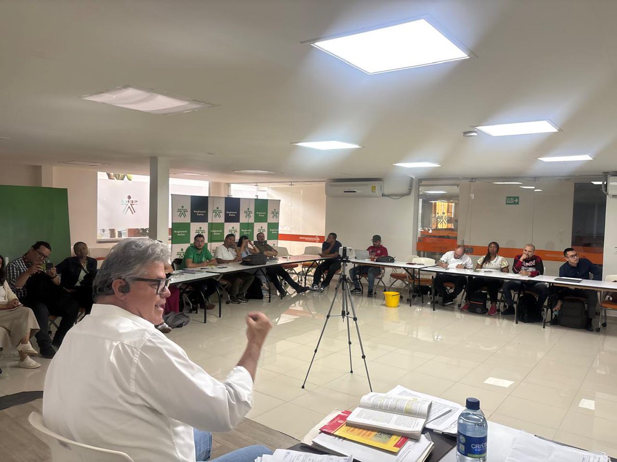 Con instructores de “derechos fundamentales en el trabajo”, del Sena regional Valle del cauca, en conversatorio sobre la historia del contrato de aprendizaje.