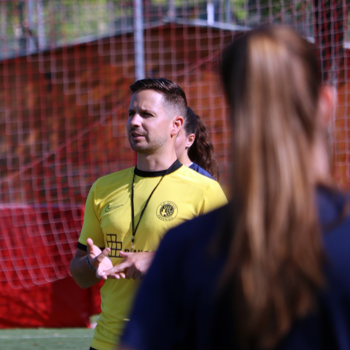 getafefem's tweet photo. 🫡 𝐀 𝐬𝐮𝐬 𝐨́𝐫𝐝𝐞𝐧𝐞𝐬, 𝐦𝐢́𝐬𝐭𝐞𝐫

Rubén Jiménez dirigió su primer entrenamiento como técnico de nuestro primer equipo y encabeza el proyecto con un objetivo común.

¡Vamos a por ello! 💪

#VamosGetafe 💙 https://t.co/obgMUMKqVO