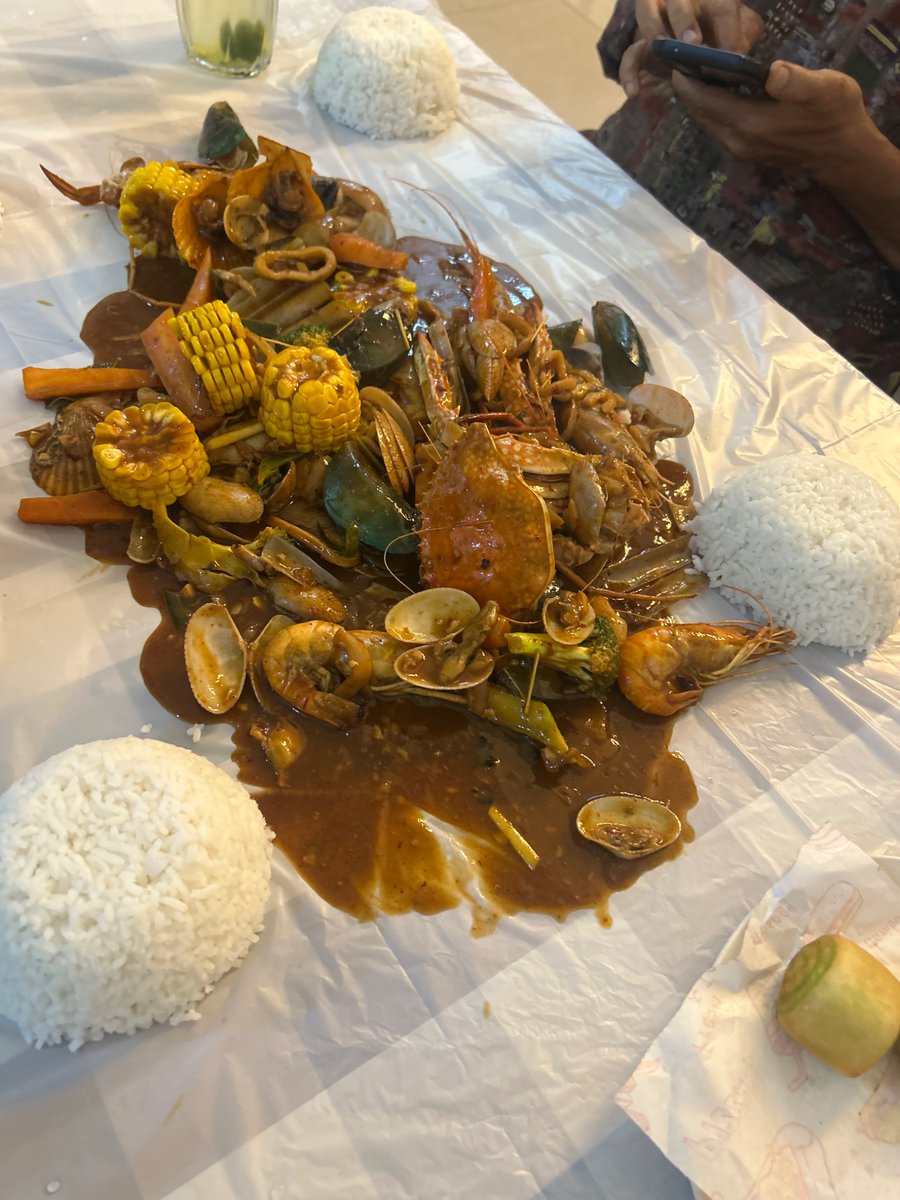 Kitorang selalu nak makan kedai ni time weekend tapi dia tutup. So bagitau la akak kedai. 

tapi akak tu cakap ‘sebenarnya bukak’ ‘ada yang nampak tutup’ 

diorang siap cakap seingat diorang last aku datang time puasa dah lama. aku pun x ingat bila aku datang. ye kan je la