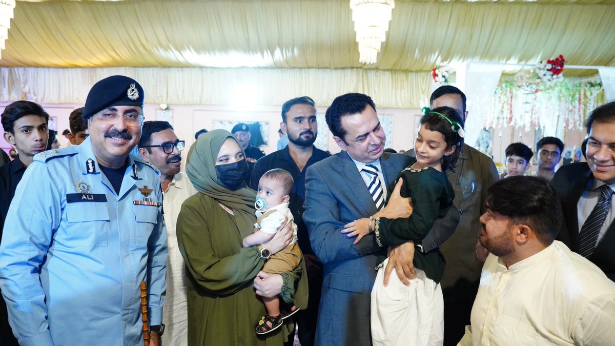 Senator Tallal Chaudry (@tallalpmln) on Twitter photo یوم شہداء کے موقع پر اسلام آباد پولیس کی جانب سے تقریب کا انعقاد کیا گیا۔ آئی جی اسلام آباد اور کمشنر اسلام آباد کے ساتھ مل کر شہداء کے اہلِ خانہ کے ساتھ وقت گزارا یہ وہ خاندان ہیں جنہوں نے اس وطن کی خاطر اپنا سب کچھ قربان کر دیا۔
<a href="/CMShehbaz/">Shehbaz Sharif</a> اور <a href="/MohsinnaqviC42/">Mohsin Naqvi</a> کی طرف سے یقین یوم شہداء کے موقع پر اسلام آباد پولیس کی جانب سے تقریب کا انعقاد کیا گیا۔ آئی جی اسلام آباد اور کمشنر اسلام آباد کے ساتھ مل کر شہداء کے اہلِ خانہ کے ساتھ وقت گزارا یہ وہ خاندان ہیں جنہوں نے اس وطن کی خاطر اپنا سب کچھ قربان کر دیا۔
<a href="/CMShehbaz/">Shehbaz Sharif</a> اور <a href="/MohsinnaqviC42/">Mohsin Naqvi</a> کی طرف سے یقین