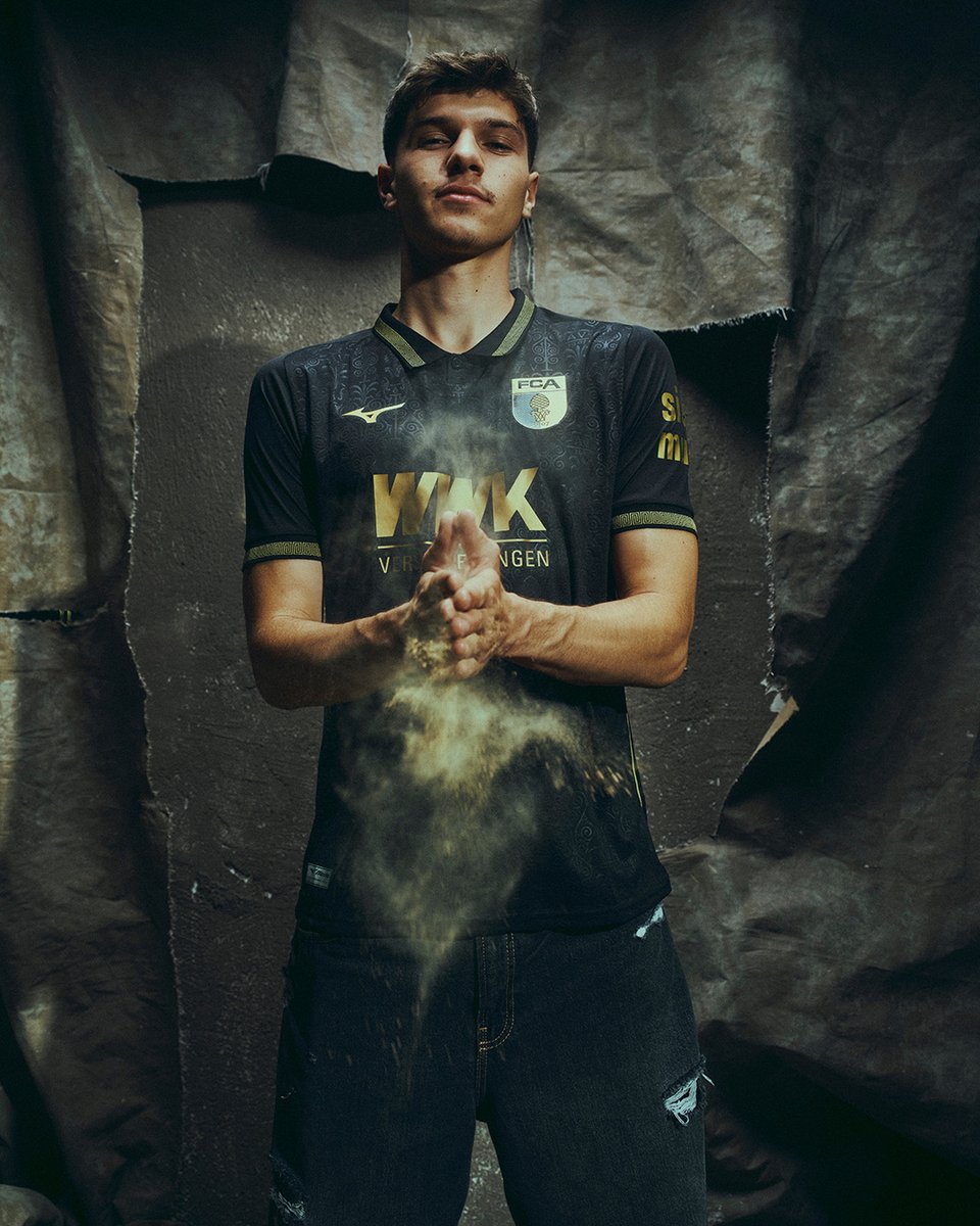 FCAugsburg's tweet photo. Die Geschichte geht weiter! ⚜️🖤 #Römertrikot

👉 Ab Freitag im Shop: https://t.co/cSzWVtgIvo https://t.co/bXVuKSbOzj