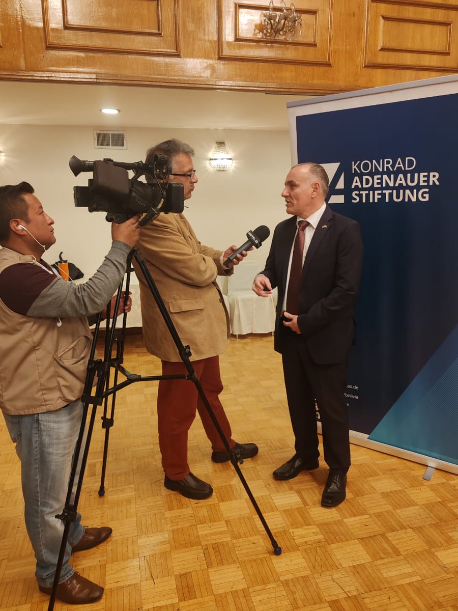 Más de 600 jóvenes voluntarios capacitados para ser observadores ciudadanos estarán en todo el país este 17.08., día de elecciones generales. Se trata de la Misión Nacional de Observación Ciudadana, lanzada hoy públicamente.
¡Felicidades, <a href="/JubileoBolivia/">Fundación Jubileo</a> y <a href="/KAS__Bolivia/">KAS-Bolivia</a>! 🇧🇴 🤝 🇩🇪