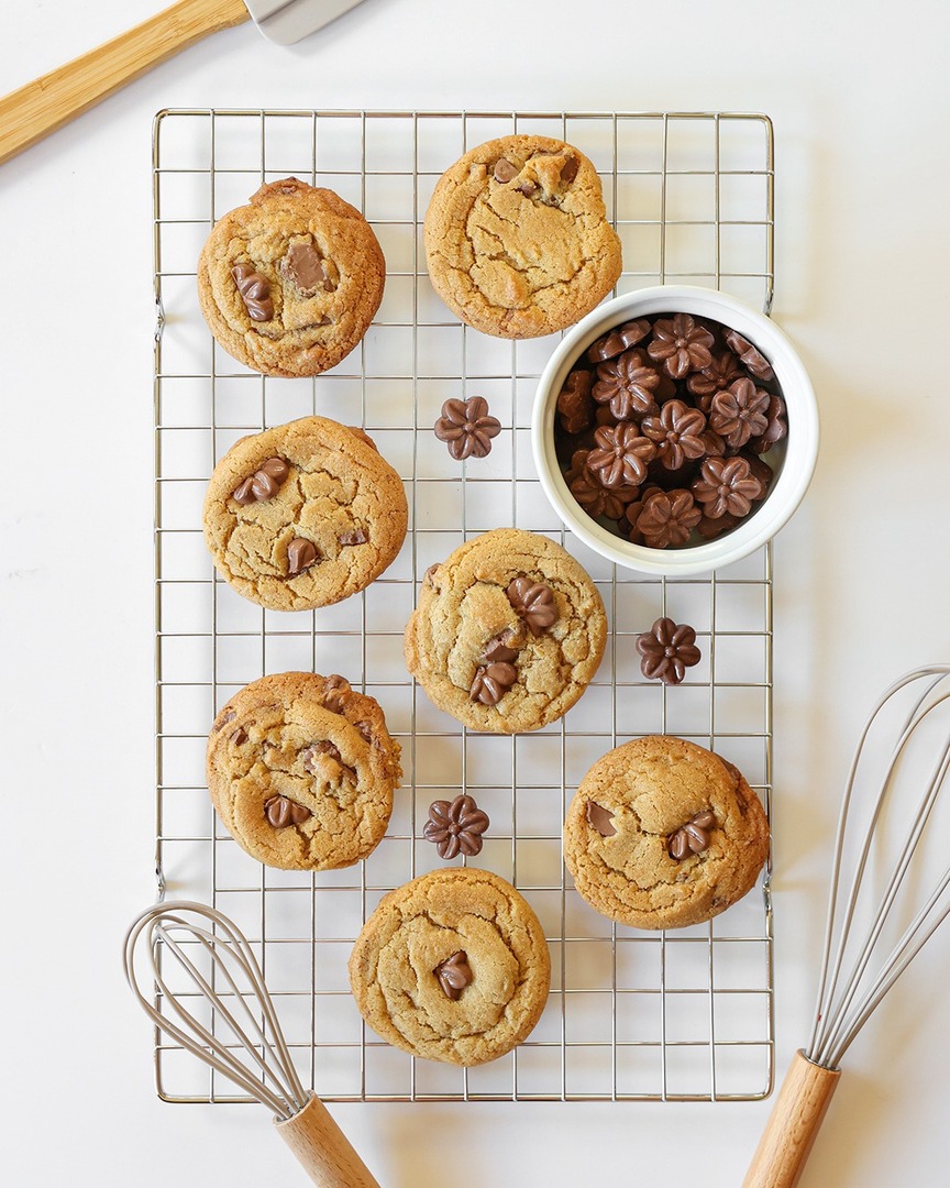 In honor of National Chocolate Chip Cookie Day, we've baked up a  batch of brown butter chocolate chunk cookies, made with our creamy Milk Chocolate Blossoms. 🍪 

Pick up our Blossoms sarriscandies.co/Blossoms 🌸 and follow the full cookie recipe here  sarriscandies.co/ChocolateChunk…. 🍪