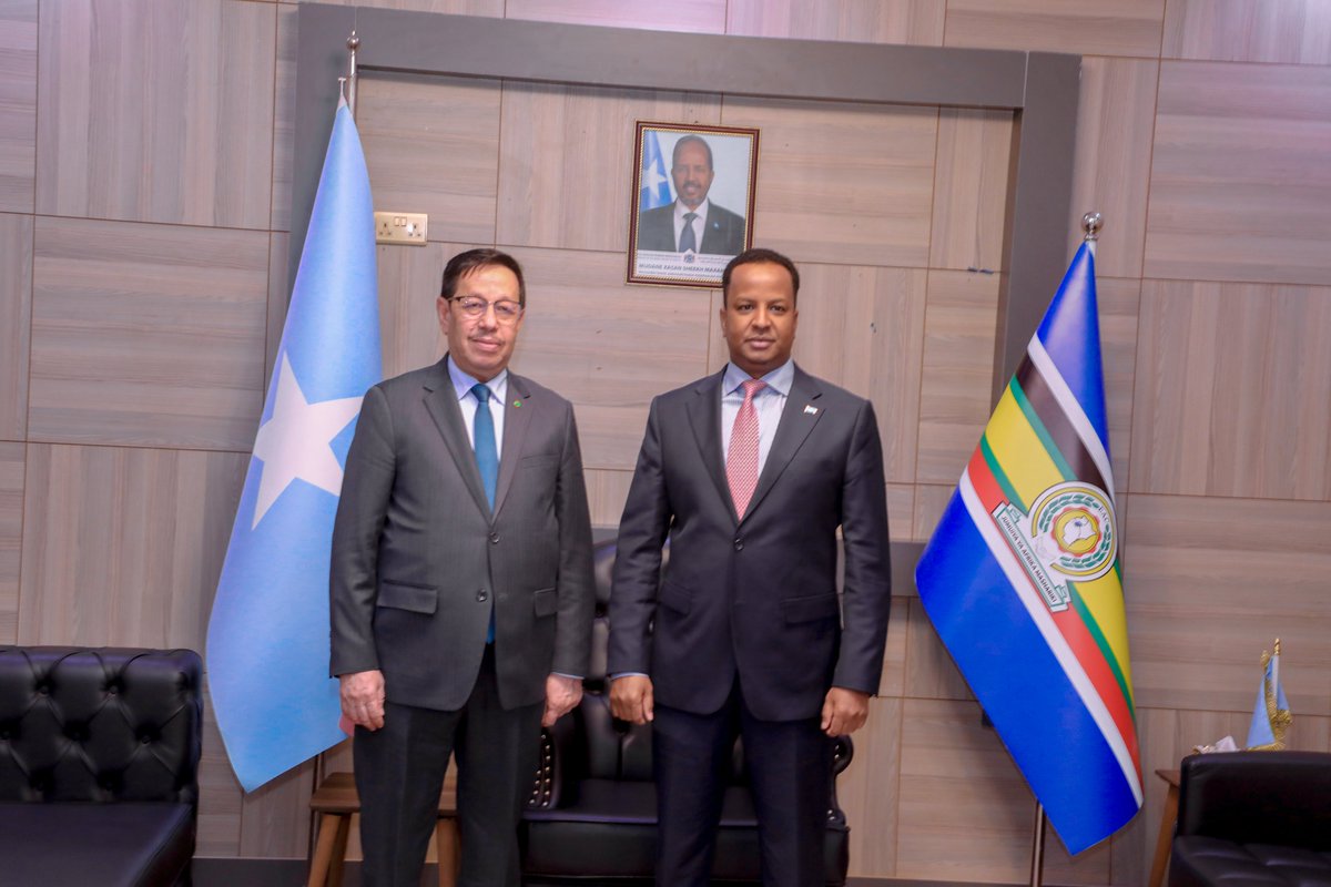 تسلّم وزير الشؤون الخارجية والتعاون الدولي، معالي عبدالسلام عبدى علي، اليوم الإثنين، في مكتبه بالوزارة في العاصمة #مقديشو ، نسخة من اوراق اعتماد سعادة الحسين سيدي عبد الله الديه، سفير الجمهورية الإسلامية الموريتانية لدى جمهورية #الصومال الفيدرالية.
#موريتانيا