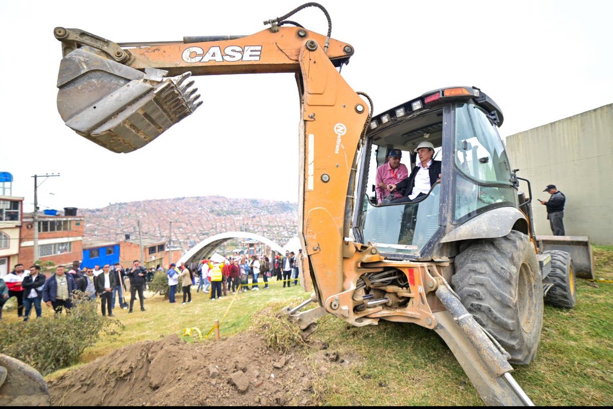 Danielbricen's tweet photo. En este lote vacío en Soacha el 4 de febrero de 2025 estuvo Gustavo Bolivar “poniendo en marcha” la construcción del Punto de Abastecimiento Solidario - PAS de esta zona, diciendo que se demoraba 8 meses su construcción. 

Hoy no hay absolutamente nada, solo campaña sin obras. https://t.co/cimU4JvksS