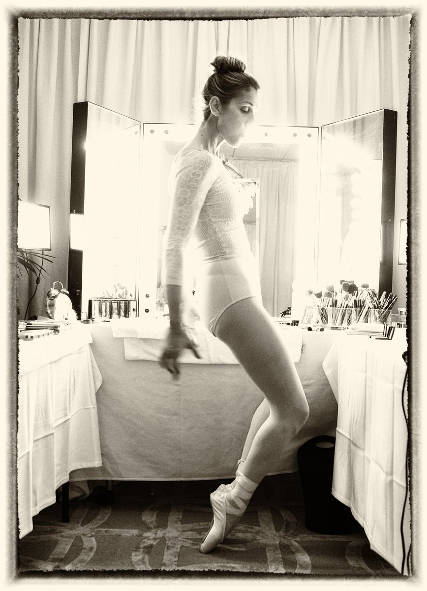 🩰Backstage ballet: A glimpse into the calm before the storm…Rehearsals and backstage moments at the First Direct Arena in Leeds, UK, as Celine prepared to light up the stage.

(August 2, 2017)

📸: Denise Truscello