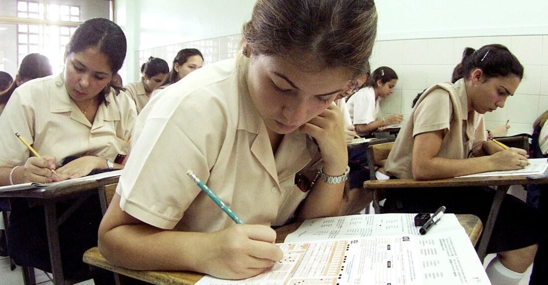 📚 Más del 70% de los estudiantes reprueba matemáticas, lenguaje y comprensión lectora.
La educación en Venezuela colapsó.
Y con ella, el futuro.
➡️ sinmordaza.org/venezuelaencif…