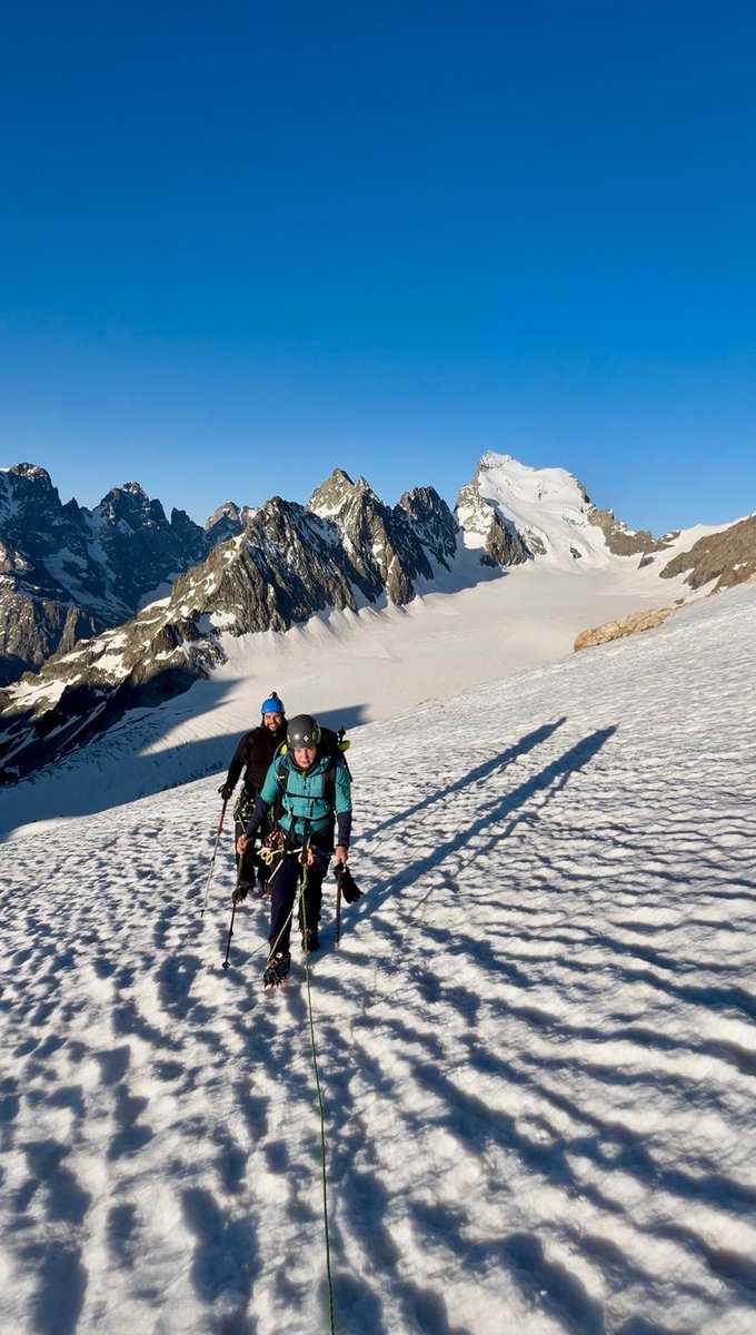 #Immersion CEM, quesaco ?
C'est le Certificat Élémentaire Montagne ! 🏔️

Les unités spécialisées (#PGHM) forment les #gendarmes de brigade et d'escadron montagne à évoluer en toute sécurité en moyenne montagne en période estivale et hivernale. 🧗🤝