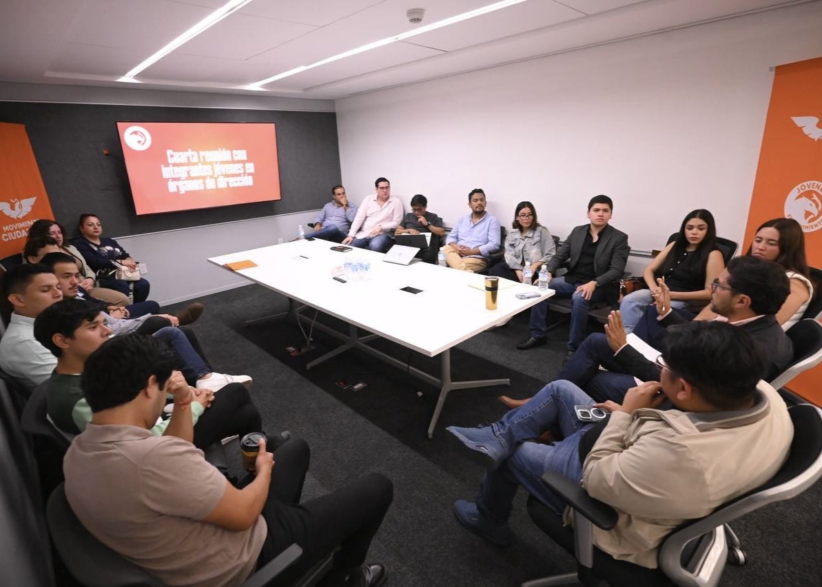 Tuvimos nuestra cuarta reunión de integrantes jóvenes a órganos de dirección de <a href="/MovCiudadanoMX/">Movimiento Ciudadano | Movimiento Naranja</a> 

Un privilegio conversar con nuestro Secretario General <a href="/Agustin_TorresD/">Agustín Torres</a> y el Diputado <a href="/gibranrr/">Gibrán Ramírez Reyes🖋</a> 😎

Gracias Vicecoordinadora <a href="/luzcamilaguerra/">Luz Camila Guerra</a> por abrir estos espacios. 🤟🏽