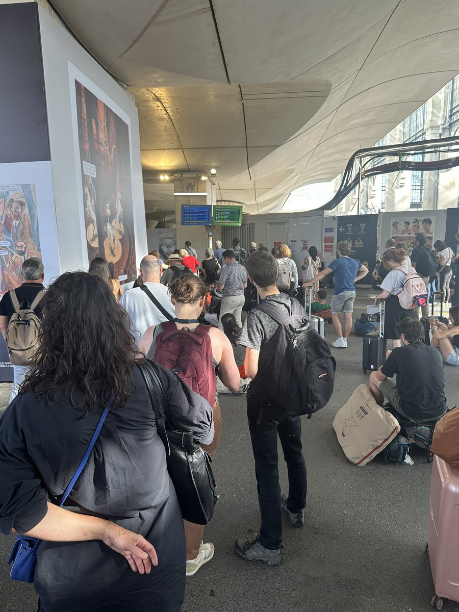Marc Fleuret (@fleuretmarc) on Twitter photo Ligne #POLT – Train en retard de 1h10. Aucun échange possible de billet. Réponse hallucinante du contrôleur <a href="/GroupeSNCF/">Groupe SNCF</a> : « Qd on voyage, il faut apprendre à être patient ! »
➡️ Des personnes âgées et handicapées debout, entassées comme du bétail.
➡️ Une personne évanouie 👏 Ligne #POLT – Train en retard de 1h10. Aucun échange possible de billet. Réponse hallucinante du contrôleur <a href="/GroupeSNCF/">Groupe SNCF</a> : « Qd on voyage, il faut apprendre à être patient ! »
➡️ Des personnes âgées et handicapées debout, entassées comme du bétail.
➡️ Une personne évanouie 👏
