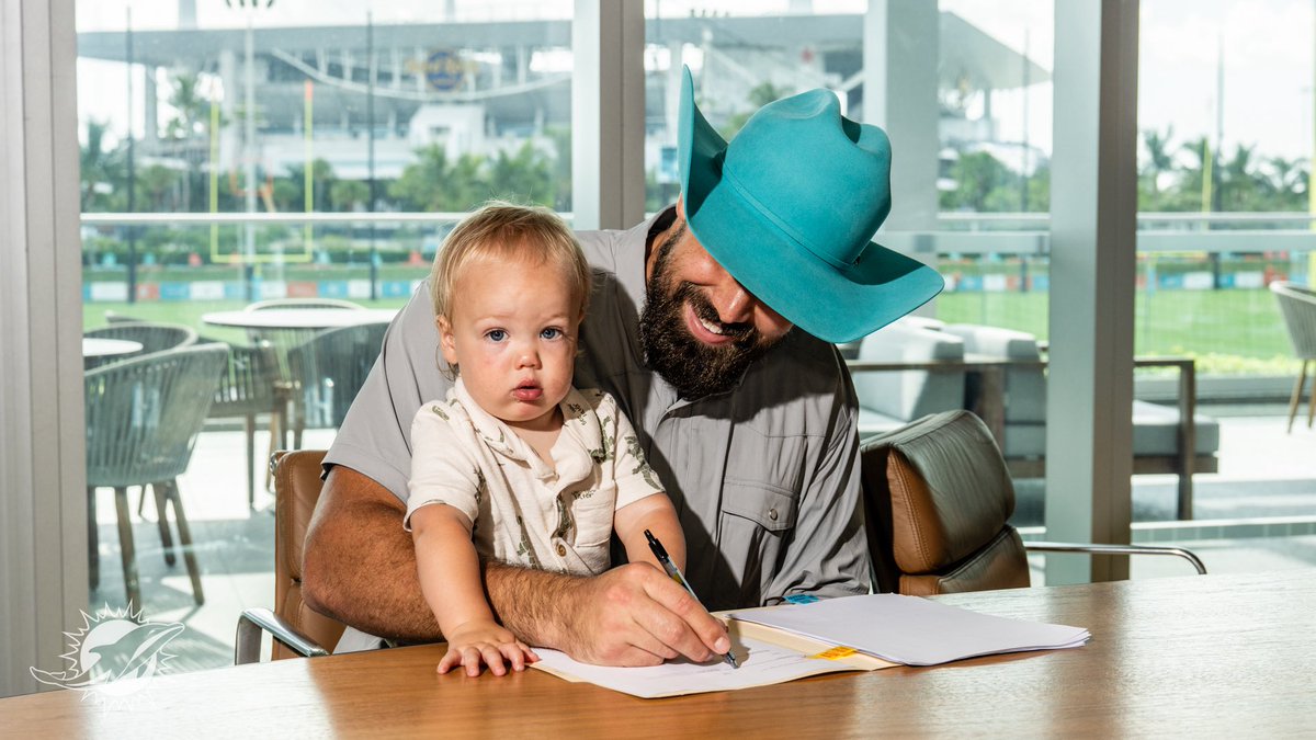 MiamiDolphins's tweet image. Done deal ✍️
