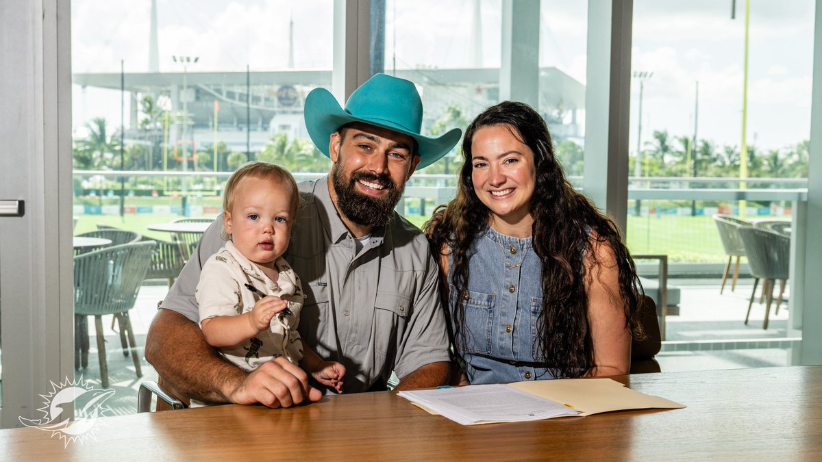 MiamiDolphins's tweet image. Done deal ✍️
