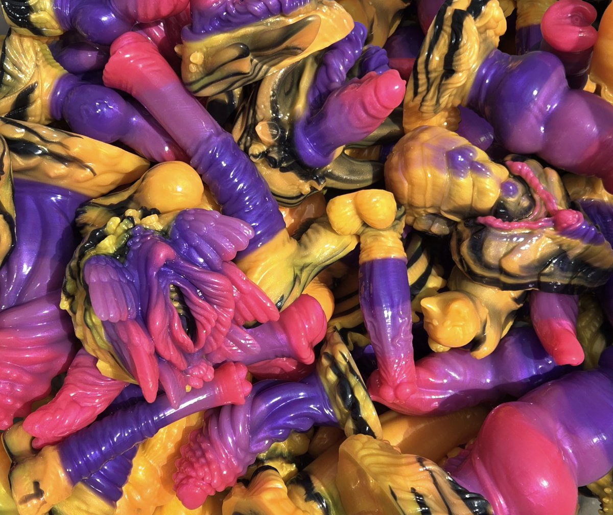 Ymir got us feeling nostalgic, so we're fiddling around with some our our older pours again! Funky marbles, unique one-offs, crazy colors!

Here are some vibrant tiger stripes in soft!

I think we may do orca colors tomorrow. Who would look dashing in pink and tuxedo? 🤔