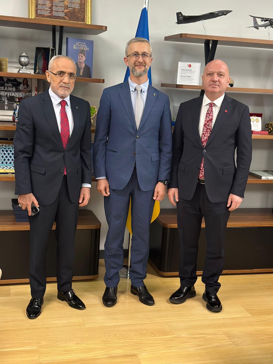 Cumhurbaşkanı Başdanışmanı Sayın Yalçın TOPÇU ve TBMM 27. Dönem Ordu Milletvekili Sayın  Metin GÜNDOĞDU’yu Büyükelçiliğimizde ağırlamaktan büyük onur duydum. Kendilerine bu güzel ziyaretleri ve hoş sohbetleri için teşekkür ediyorum.