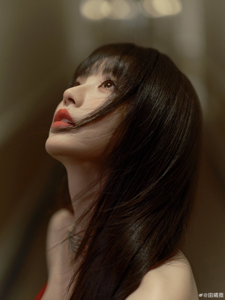 不是我在发呆。抬头看光的时候，心里会想，它是不是也在偷偷看我呢？