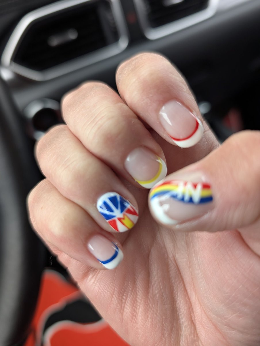 New nails!  Thought I'd go with a a NL theme...