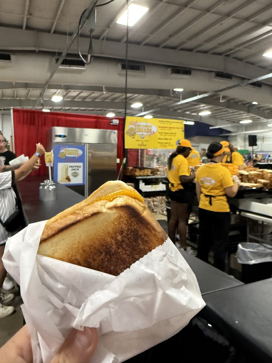 rteetz's tweet image. Day 5! #TeetzEatz Wisconsin Grilled Cheese! Another fair classic in the products pavilion. #WiStateFair