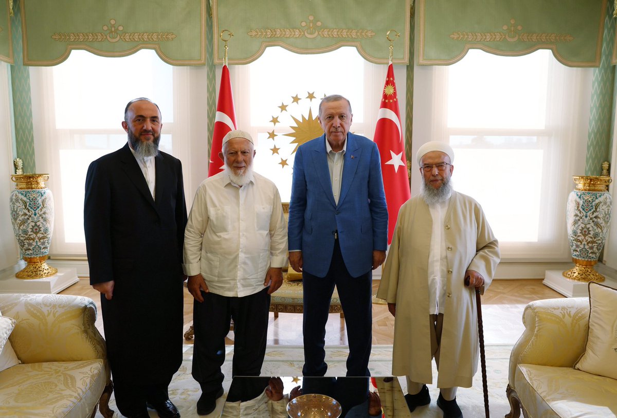 Şeyhimiz Fikri Efendi Hazretlerimiz Cumhurbaşkanımızı Ziyaret Ettiler

Şeyhimiz Fikri Efendi (Kuddise Sirruhû) Hazretlerimiz, beraberlerinde Mahmud Efendi (Kuddise Sirruhû) Hazretlerimizin ve Hasan Efendi (Kuddise Sirruhû) Hazretlerimizin mahdûmları ile birlikte, Vahdettin