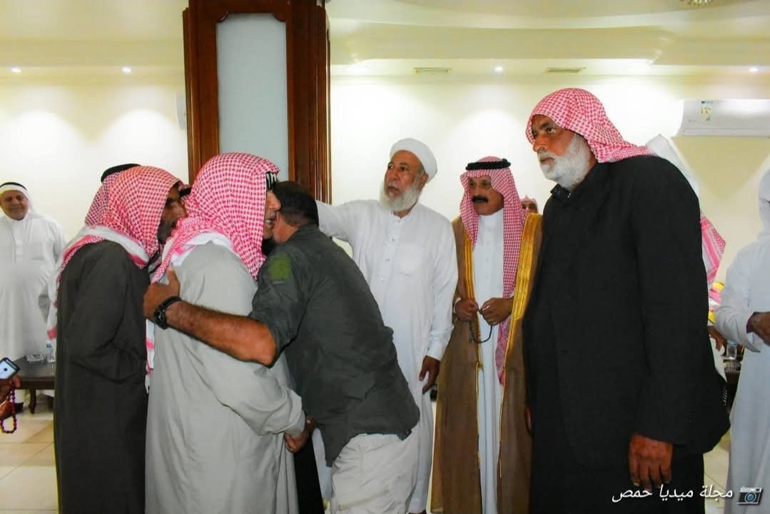 AlmulhemMansour's tweet photo. #صلح_عشائري_حمص_سوريا
الأحد، 3 أغسطس 2025
في مجلس الشيخ عبدالإله بن ثامر الملحم
شيخ شمل عشائر الحسنة – المنابهة من عنزة،
وبرعايته الكريمة، تم عقد صلح عشائري بين:
▪️ آل العلوش (قبيلة البوشعبان)
▪️ آل البراك (قبيلة الدليم)
حيث الخلاف دام أكثر من 7 سنوات وخلف 5 ضحايا وعدد من المصابين.
وبفضل مساعي الشيخ ولجنة الإصلاح،
تم إنهاء النزاع والاتفاق على:
1_إنهاء الخلاف نهائياً
2_دفع الدية
3_تعهد بعدم العودة للنزاع
قال تعالى:
﴿ومن يفعل ذلك ابتغاء مرضاة الله فسوف نؤتيه أجراً عظيماً﴾
#الشيخ_عبدالإله_بن_ثامر_الملحم
#عنزة #المنابهة