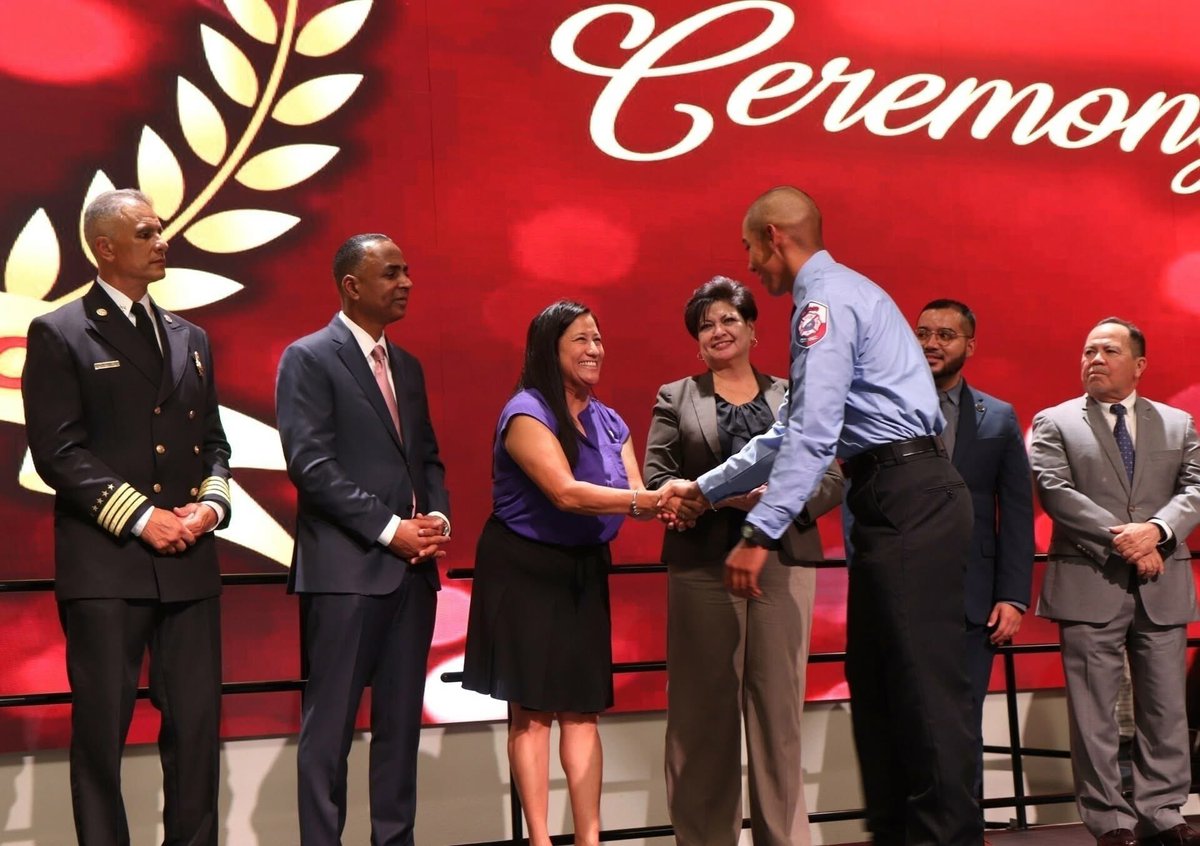 EPRepRocha's tweet image. After 7 months of training, 40 new firefighters have joined the El Paso Fire Dept. 👨‍🚒🔥

At last week’s graduation, Class 105 was honored alongside family &amp;amp; friends. Congrats to all—especially awardees Barajas, Green, Loya &amp;amp; Corral!

#EPFD #ElPasoStrong #Class105