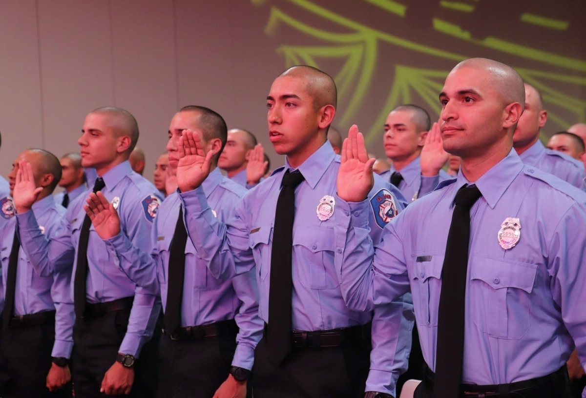 EPRepRocha's tweet image. After 7 months of training, 40 new firefighters have joined the El Paso Fire Dept. 👨‍🚒🔥

At last week’s graduation, Class 105 was honored alongside family &amp;amp; friends. Congrats to all—especially awardees Barajas, Green, Loya &amp;amp; Corral!

#EPFD #ElPasoStrong #Class105