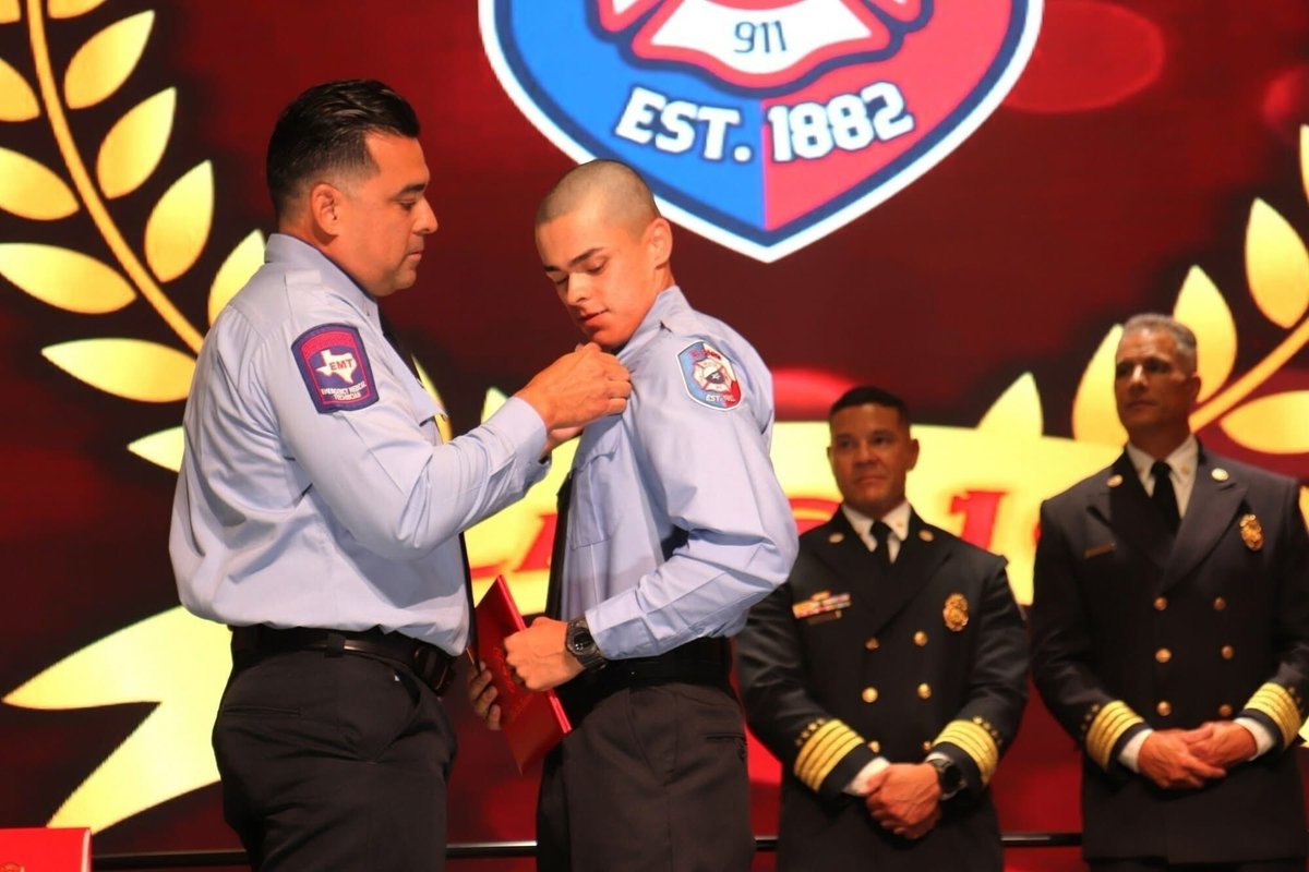 EPRepRocha's tweet image. After 7 months of training, 40 new firefighters have joined the El Paso Fire Dept. 👨‍🚒🔥

At last week’s graduation, Class 105 was honored alongside family &amp;amp; friends. Congrats to all—especially awardees Barajas, Green, Loya &amp;amp; Corral!

#EPFD #ElPasoStrong #Class105