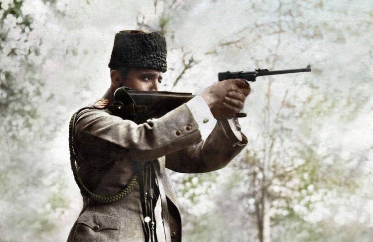 "Üzüntüden, vatanımı tehdit eden tehlikenin verdiği acılardan kaçamıyorum ve teselliyi nereden bulacağımı bilemiyorum."

💬Enver Paşa