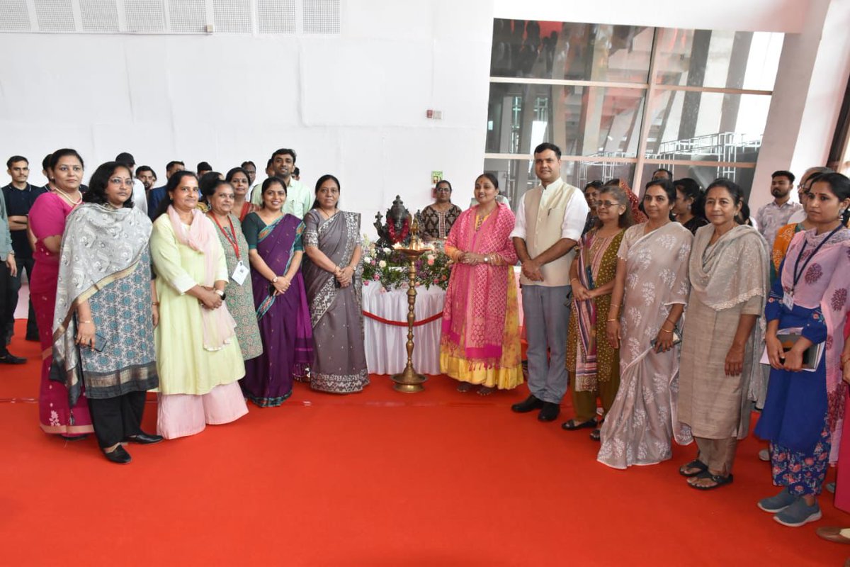 મહિલા અને બાળ કલ્યાણ મંત્રી શ્રીમતી ભાનુબેન બાબરીયાએ ગાંધીનગર ખાતે ગુજરાત મહિલા આર્થિક વિકાસ નિગમ દ્વારા આયોજિત ‘રાખીમેળા’નું ઉદ્ઘાટન કર્યું...

ગાંધીનગરના મહાત્મા મંદિર ખાતે આગામી તા. 08 ઓગસ્ટ સુધી આયોજિત રાખીમેળામાં વિવિધ 100 પ્રકારના સ્ટોલ દ્વારા પ્રદર્શન સહ વેચાણ.

#RakhiMela