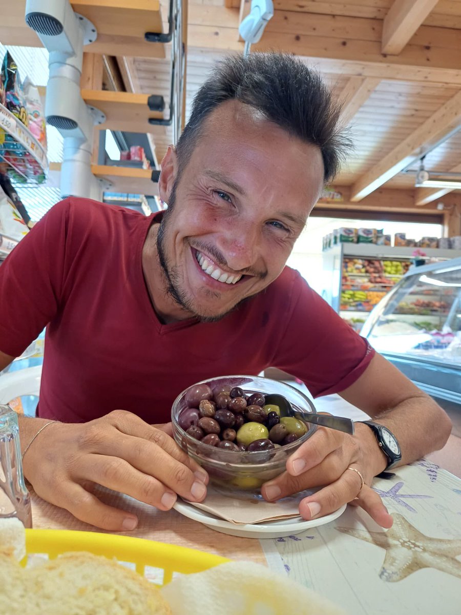 Olive 🫒! Una delle cose più buone che esista in natura 🤩 chi olivadipendente come me? #olive