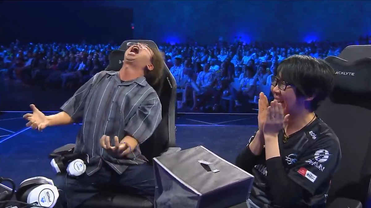 VIRALIZOU! 😂

O jogador KojiKOG viralizou na EVO 2025 com reação dramática após perder partida em Fatal Fury - Veja o momento!

comboinfinito.com.br/principal/evo-…

#EVO2025 #KojiKOG #FatalFury