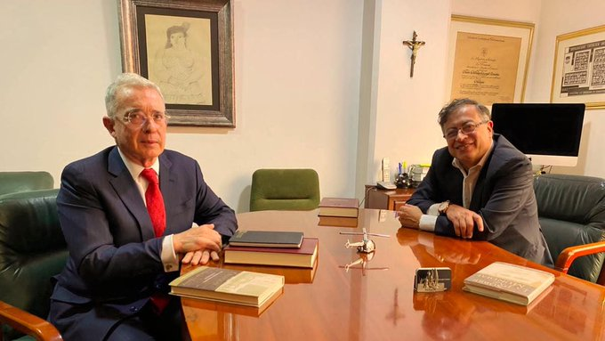 Por fin una foto de Petro cøn un de|incuente condenado...