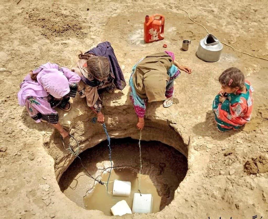 بچه‌های #بلوچستان هنوز با دبه دنبال آب می‌دَوَن! کسی ناراحت نمیشه؟!
اون‌وقت میلیاردها برای غزه و لبنان خرج می‌شه…

#فقر_فساد_گرونی