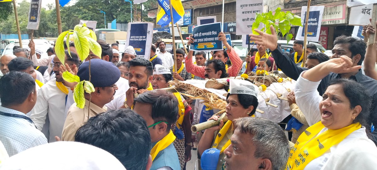 aapforpmc's tweet photo. @PMCPune  ला झाडांची वेदना जाणवत नाही, पण पुढील पिढीला ऑक्सिजनचा त्रास होणार हे नक्की!

झाडं तोडून PMC पर्यावरणाचा विनाश करते आहे.
आम आदमी पार्टी पुणे चे कार्यकर्ते गेटसमोर शोक करत उभे
🔹 भावनिक वेदना व्यक्त केली
🔹 आयुक्तांनी जबाबदारी स्वीकारावी ही मागणी

#StopIllegalTreeCutting https://t.co/H85b8kcVuO