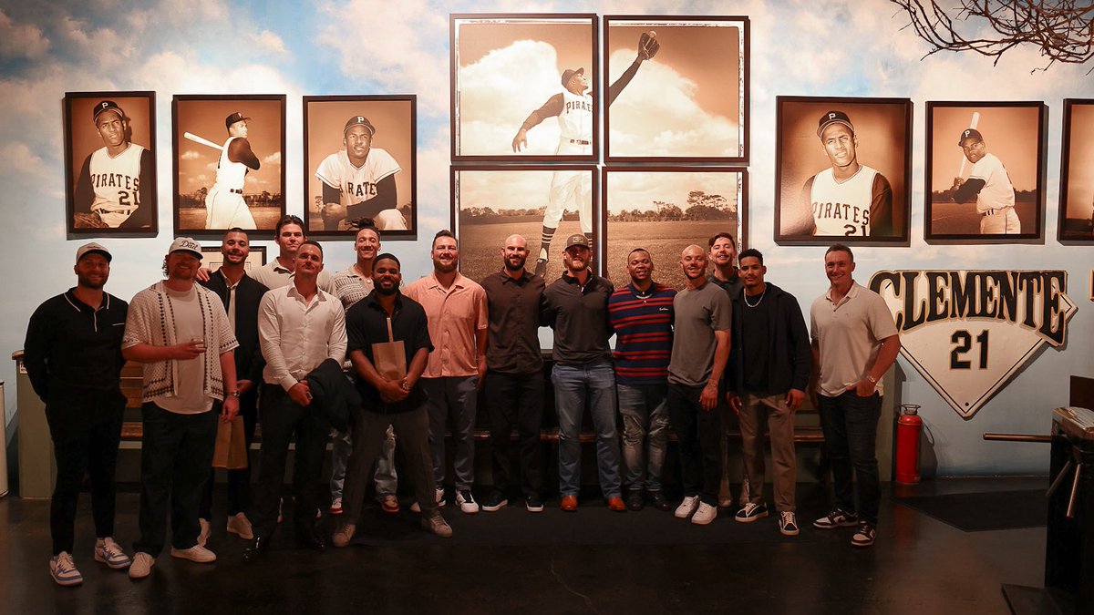 SFGiants's tweet image. After arriving in Pittsburgh, the team stopped by the @ClementeMuseum to take a tour and pay their respects to a legend of the game.