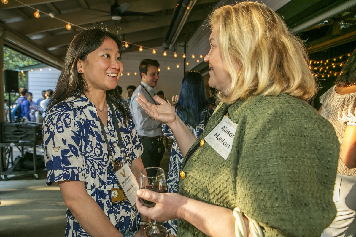 VUmedicine's tweet image. It's not a Nashville welcome without @LovelessCafe!

A huge thank you to Loveless Cafe and Medical Student Affairs for hosting another fantastic Deans’ Picnic for our M1s. View more event photos on our Flickr: bit.ly/3JiOnU3 #VandyMed #MedStudentLife