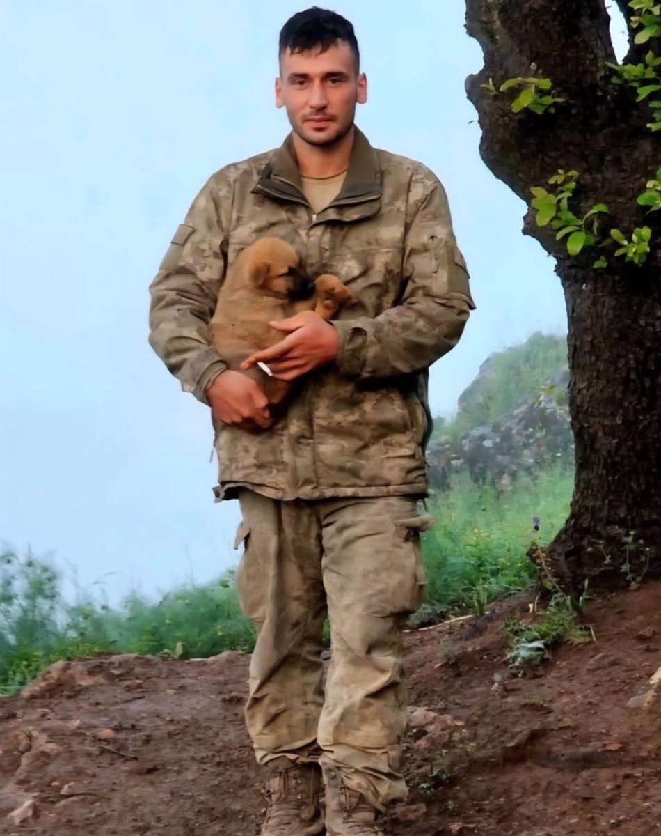 🇹🇷 Şehit olduktan sonra yetim büyüdüğü ve asker maaşı ile yetim çocuklara burs verdiği ortaya çıkan Özkan Özkanlı'nın bugün doğum günü…