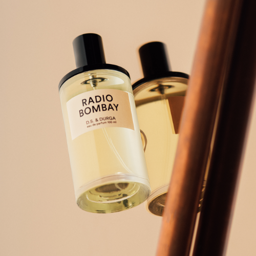 A cult classic with a scent like no other ⚡📻

Radio Bombay by D.S. &amp; Durga hums with warmth—think glowing tubes, sunlit wood, and the soft haze of vintage amp heat. On skin, it’s cedar, iris, coconut, and peach—radiant, creamy, and quietly hypnotic.