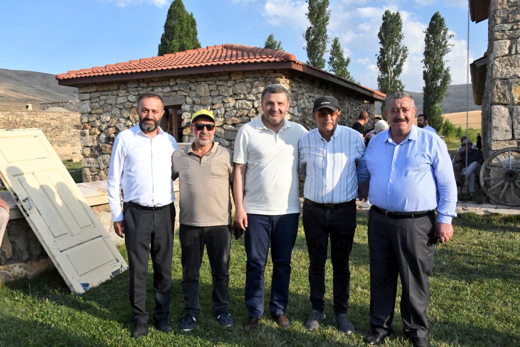 📍Bayburt / Demirözü

Kenan Yavuz Etnografya Müzesi Harman Şenliği'ne katıldık.

Kültürel mirasımızın yaşatılmasına yönelik özverili çalışmaları, nazik davetleri ve samimi misafirperverliği için Sayın Kenan Yavuz’a gönülden teşekkürlerimi sunuyorum.