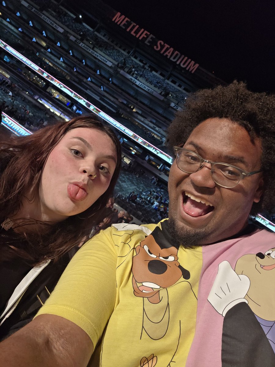 I need help finding someone

I was bummed at the end of #Summerslam but This random chick in the crowd said "Hey where's your smile?". Had me cheesing and we vibed. She said "thanks for matching my energy" and we took a selfie

If this is you 
Thank you for making my night better