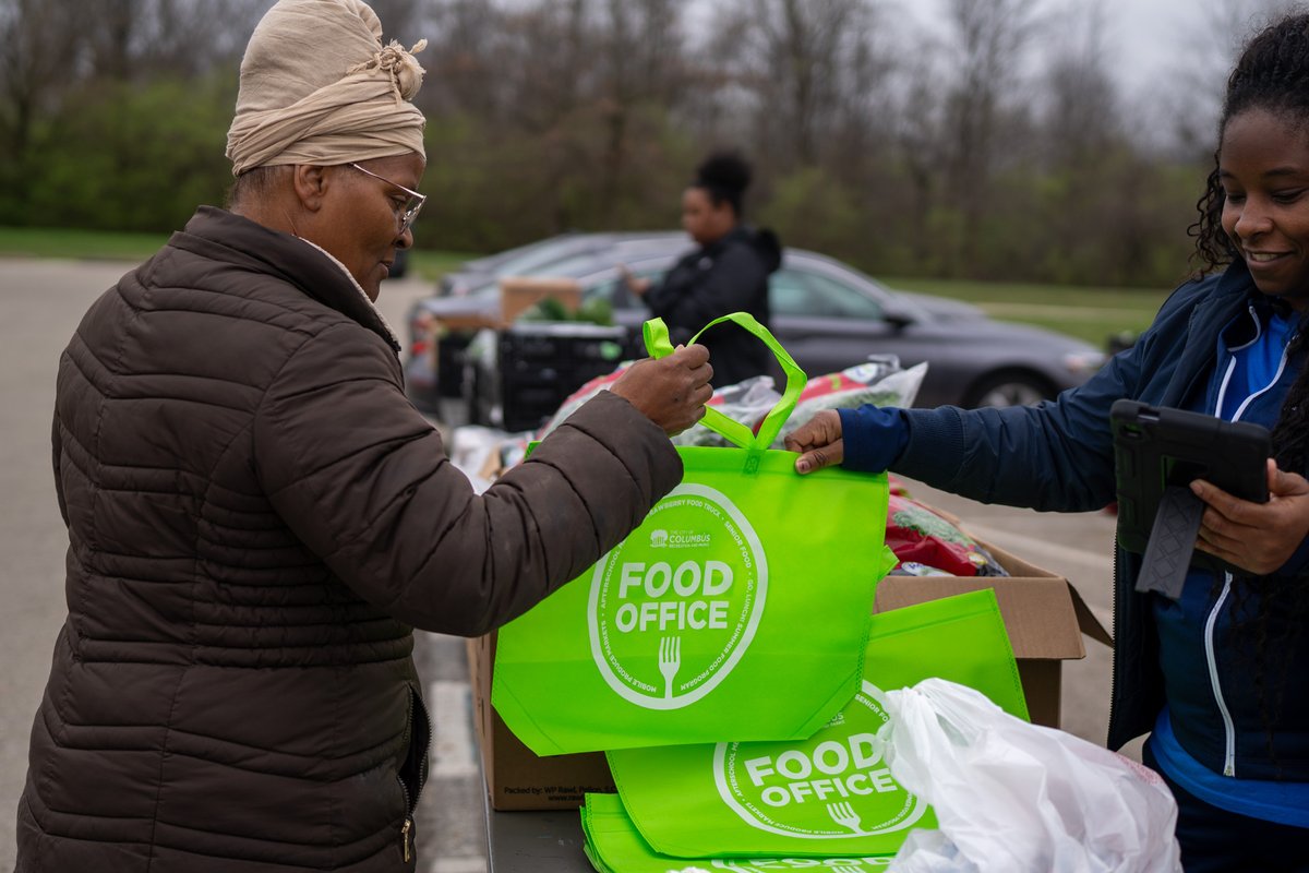 Lunch is on us at the Mobile Produce Markets! 🍊🍅🥒

This program provides produce to families in need at no cost. Markets are held at select community centers at 2 PM.

📅 Aug 7
Barack
Glenwood
Sullivant Gardens

📅 Aug 8
Barnett
Far East

Learn more: bit.ly/3uKtcAi