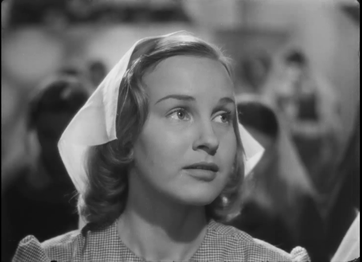 detalles que quedan fuera de un texto: según esta nota en cinema reporter, para manuela en muchachas de uniforme, el productor rodolfo lowenthal buscaba a alguien que fuera como jennifer jones en la canción de bernadette: ¿la maestra lucila como aparición mariana? 🤔🙏👭