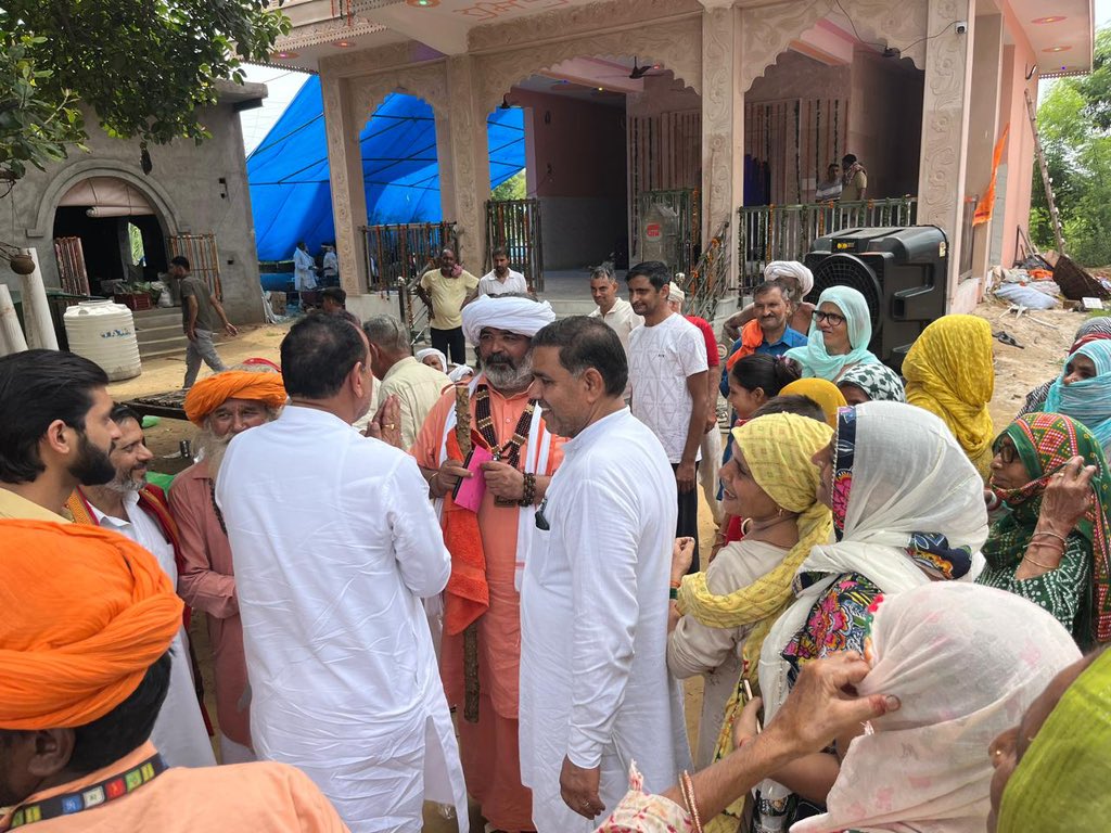 आज बड़े भाई ईश्वर वत्स जी अपने विधानसभा क्षेत्र बादली के गांव चांदपुर में पवित्र सावन मास में भगवान भोलेनाथ के मंदिर प्रांगण में आयोजित भंडारे में सम्मिलित होकर प्रसाद ग्रहण किया और हल्के से सुख, शांति और समृद्धि की कामना की।