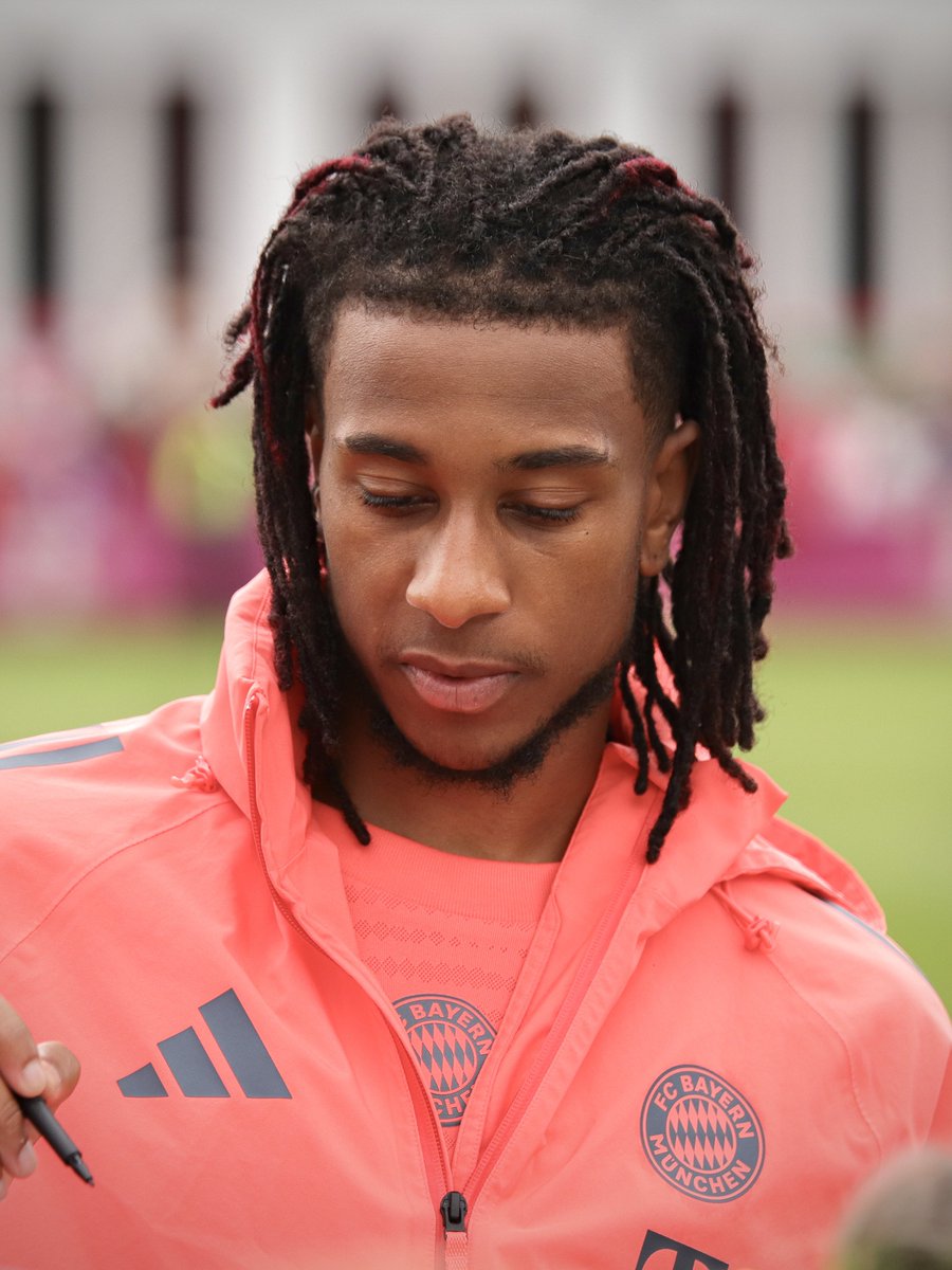 250804 📸 FC Bayern public training

Michael Olise HQ