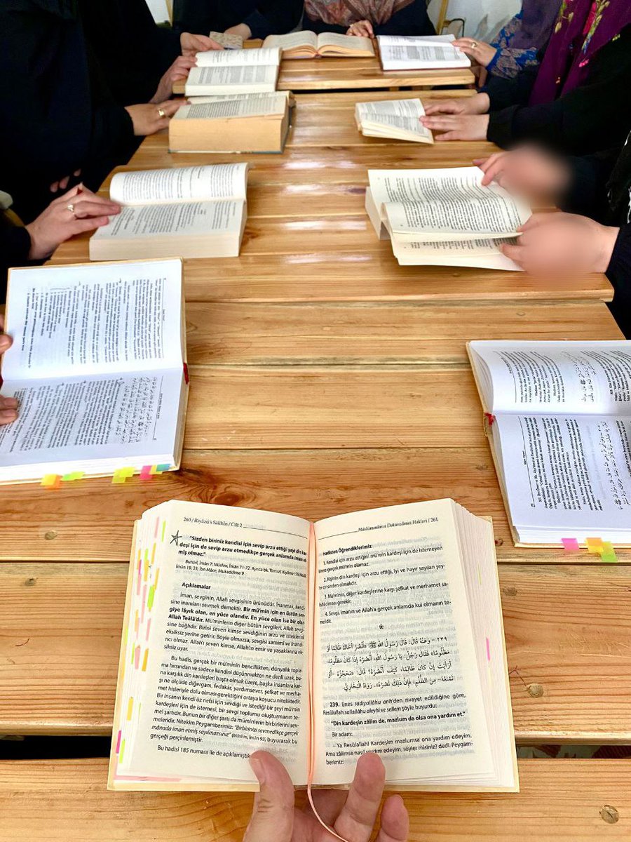 “Bir topluluk Allah’ı zikretmek üzere bir araya gelirse melekler onların etrafını sarar; Allah’ın rahmeti onları kaplar; üzerlerine sekînet iner ve Allah Teâlâ onları yanında bulunanlara över.”
 (Müslim) 

Hadis Okumalarının 5. Haftasının  müzakeresini gerçekleştirmek için bir