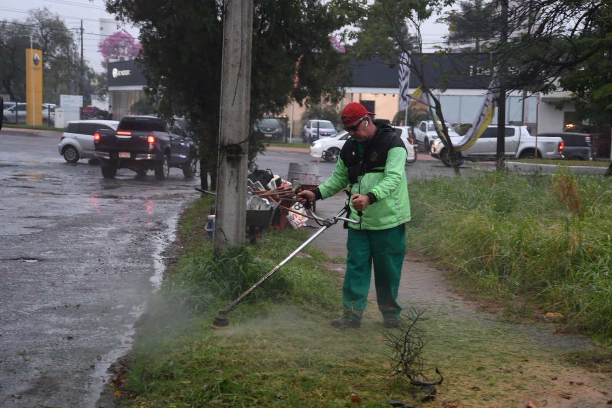 ¡La lluvia no es excusa! 🌧️ 
Realizamos trabajos de limpieza en la Avda. Santa Teresa, con tareas de: desmalezamiento, recolección y disposición de residuos para dejar todo impecable. 
Vos también podés ayudar, recordá que la basura debe ir en su lugar.🚮
¡Cada acción suma!💪