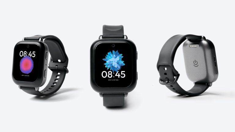 This tracker is for kids that are starting to spend more time outside the home but who aren’t quite ready for the responsibility of a phone yet @barktechnologies #nappaawards #playlearnconnect #kidswatch #smartwatch #parentalcontrols #BarkTechnologies #safersmartwatch